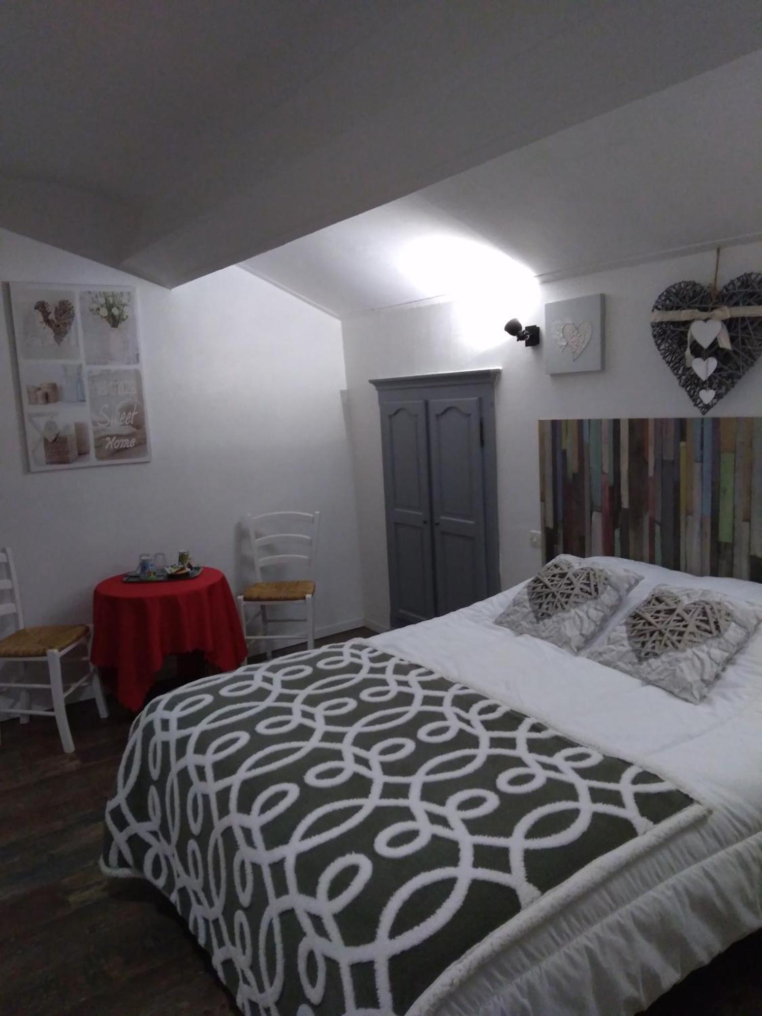 " Village Tonneaux De Tirpoil " Montilliers Quarto foto